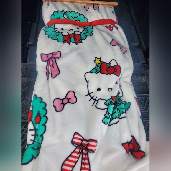 Holiday Wreath Hello Kitty Blanket-NWT - Picture 2 of 6